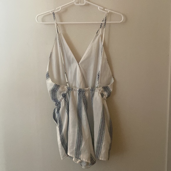 Summertime romper with low back & pockets - Picture 4 of 6